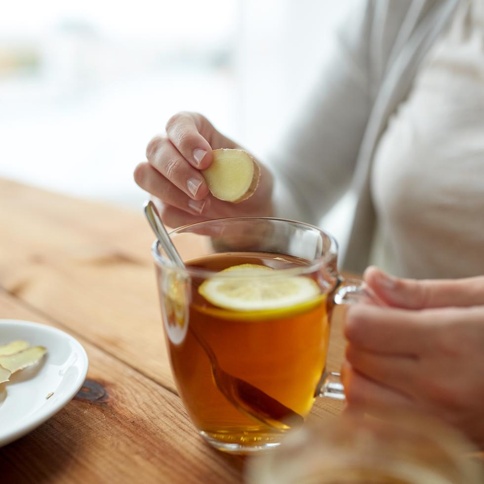 Tomar un té calientito con limón, puede ayudar a soltar las mucosidades al inhalar el vapor, lo que te ayuda a aliviar síntomas.