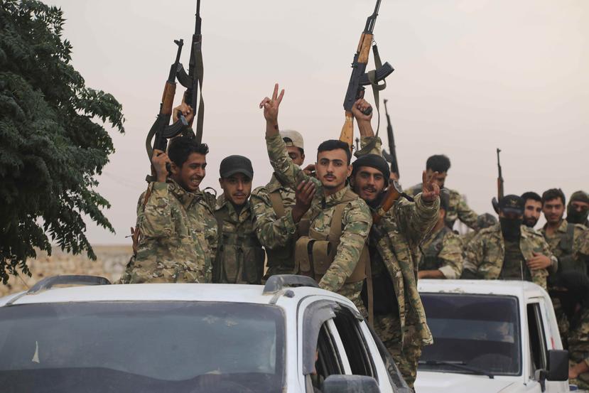 Una caravana del Ejército Siria Libre, respaldado por Turquía, ingresa a territorio turco cerca de Azaz, Siria, el miércoles 16 de octubre de 2019. (AP)