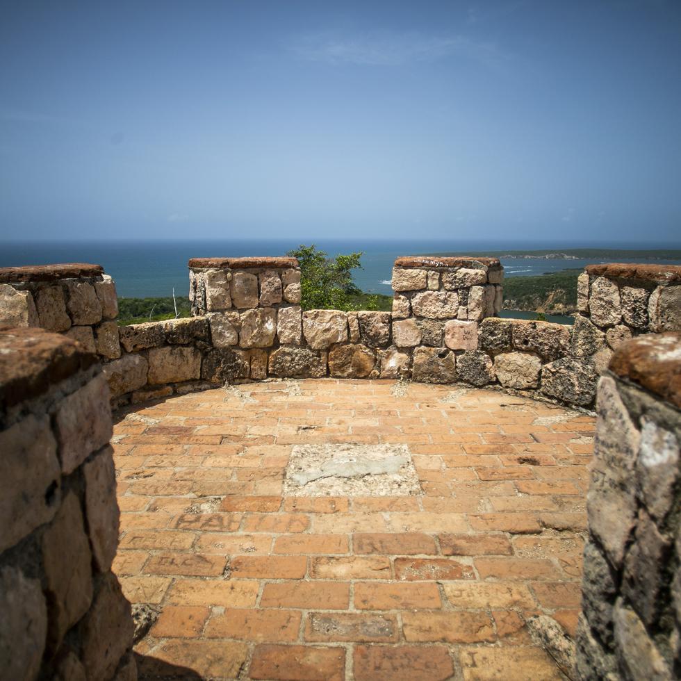 Among the recreational activities at Fort Capron, visitors can enjoy hiking, cycling, and even -only for professionals- climbing. Entrance to the building is free.