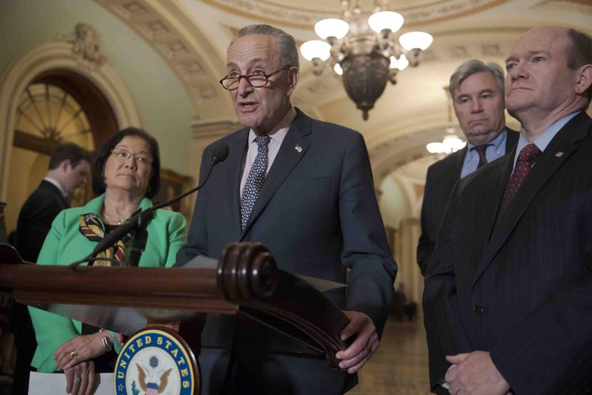 Al centro, el portavoz demócrata en el Senado, Charles Schumer. (AP)
