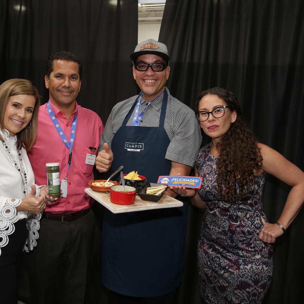 El chef Campis, tercero desde la izquierda, fue uno de los productores locales seleccionados en el programa Open Call para vender su línea de productos gourmet a través de Walmart.