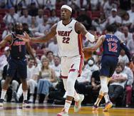 El alero del Heat de Miami Jimmy Butler celebra tras anotar en el juego 5 de la serie de semifinal de la Conferencia Este ante los 76ers de Filadelfia.