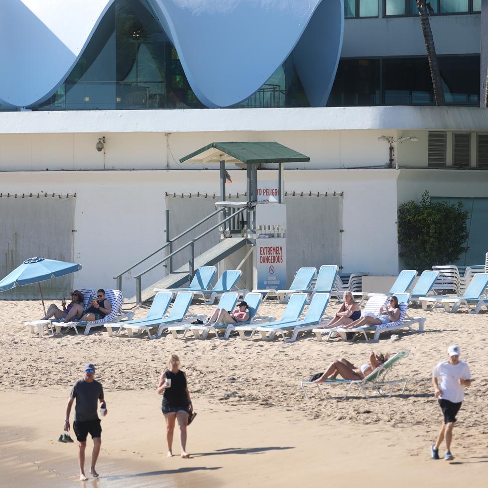 La zona de la playa del Condado, entre los hoteles La Concha y el Marriott, cuenta con salvavidas desde el 2022 como parte de una iniciativa de la Compañía de Turismo.