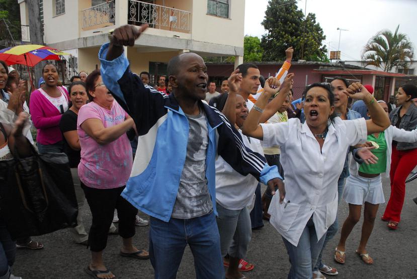Varias personas gritan durante una protesta en La Habana, Cuba.