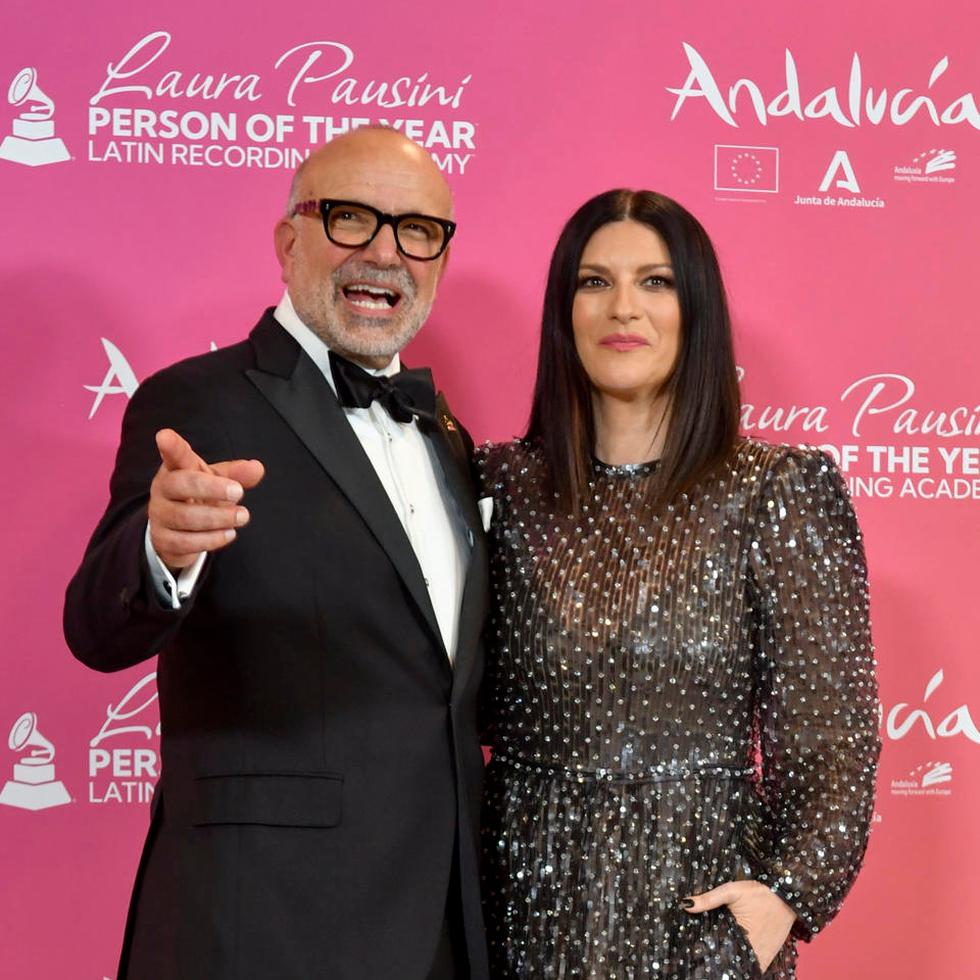 La cantante Laura Pausini y el CEO de los Latin Grammy, Manuel Abud, posan en la alfombra roja este miércoles, durante el evento de la Academia Latina de la Grabación Persona del Año, en Sevilla.