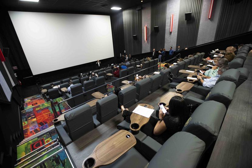 La empresa recomendó que las personas que asistan al cine se sienten en butacas alternas para guardar un espacio razonable. (Archivo)