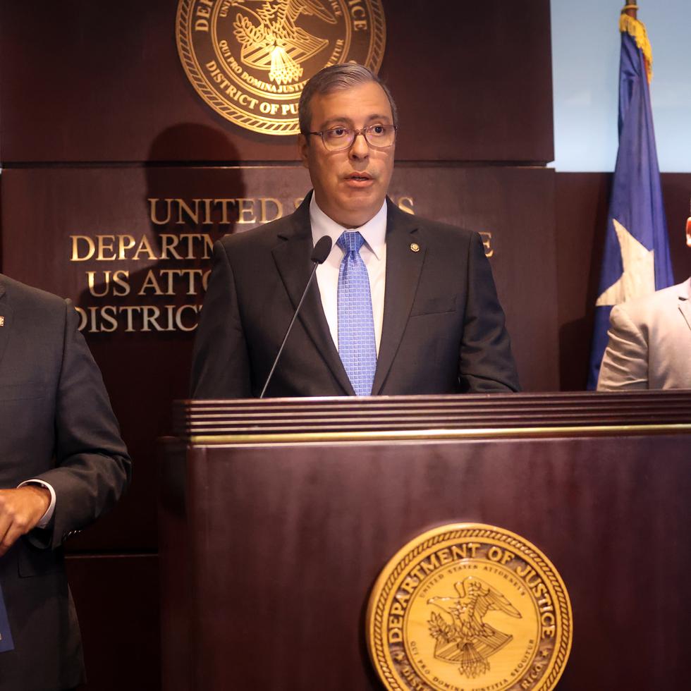 El subdirector de la Fiscalía federal en Puerto Rico, Héctor Ramírez Carbó (centro), habla sobre la acusación contra Myrna Faría y contra cuatro empleados del Servicio Postal federal. Los casos de Faría y los empleados son separados.