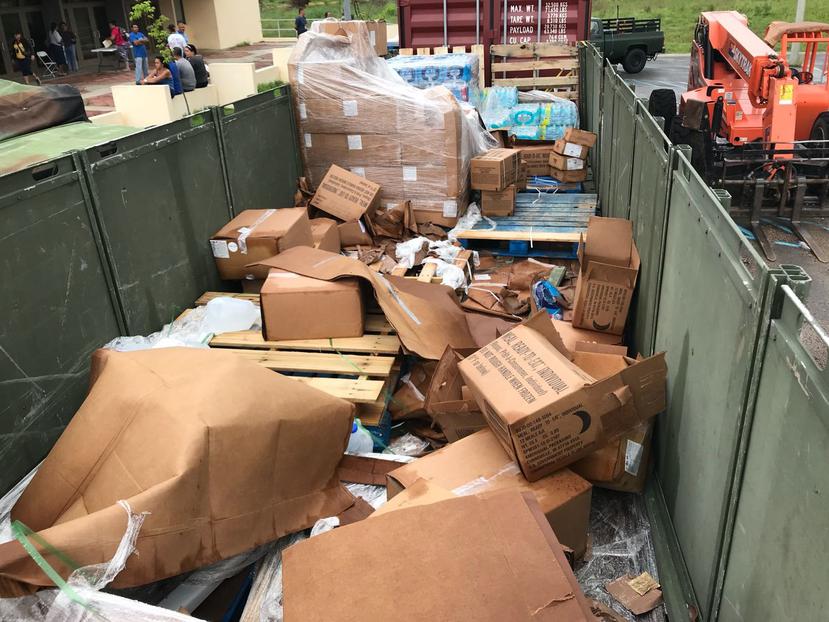 Fueron varias las cajas de comida y paletas de agua las que fueron encontradas en un vagón de basura en la inspección que realizó personal del Departamento de Justicia en el centro de acopi en Patillas. (Suministrada)