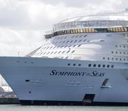 El barco Royal Caribbean Symphony of the Seas reportó sobre 40 pasajeros que dieron potivio en las pruebas de COVID-19 en un viaje este pasado fin de semana.