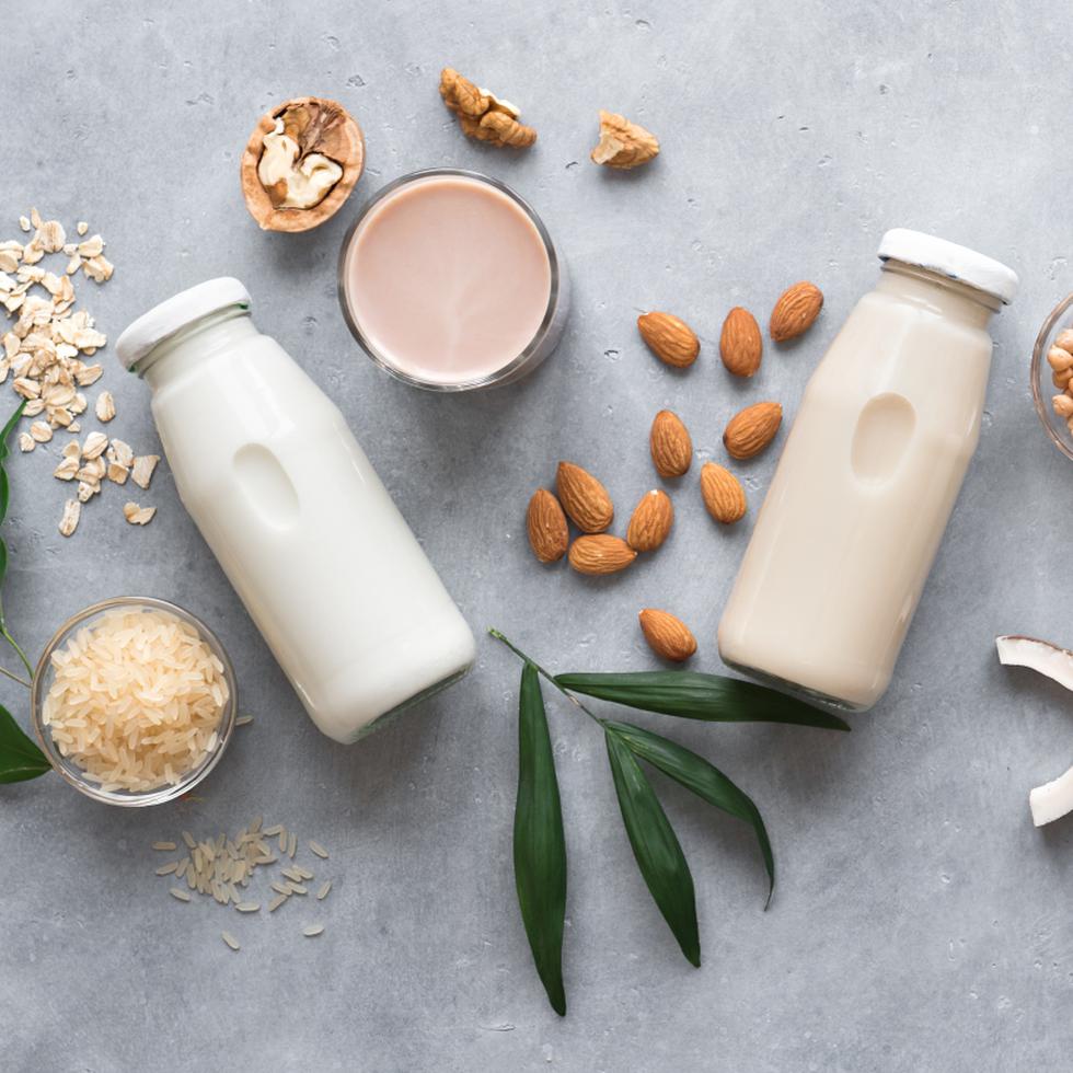 Las leches de origen vegetal son un agran opción para aquellas personas que sufren de intolerancia a la lactosa.