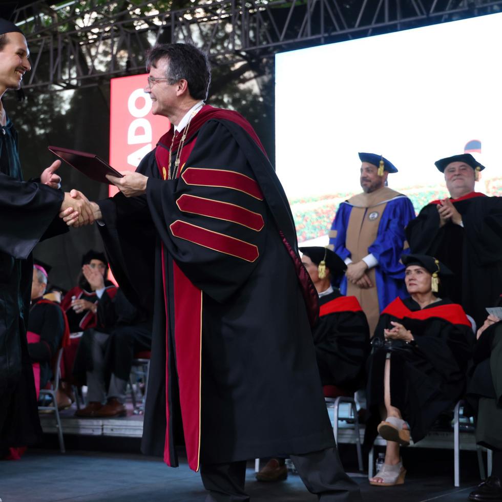 Universidad del Sagrado otorgó 977 grados universitarios en su más reciente ceremonia de graduación.