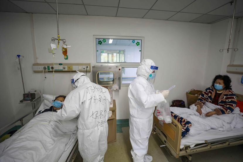 La tasa de mortalidad permaneció estable con 142 nuevos decesos, según la comisión. (EFE / Yuan Zheng)