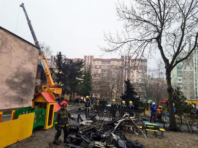 Los servicios de rescate trabajan en el lugar del accidente del helicóptero que se ha estrellado esta madrugada en la ciudad ucraniana de Brovary, en la región de Kiev, en el que ha muerto el ministro ucraniano del Interior, Denis Monastyrsky.