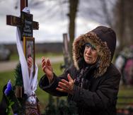 Valentyna Nechyporenko, de 77 años, llora en la tumba de su hijo de 47 años, Ruslan, en su funeral en el cementerio en Bucha, a las afueras de Kiev, el 18 de abril de 2022. Ruslan murió el 17 de marzo a manos de tropas rusas cuando entregaba ayuda humanitaria a sus vecinos en las calles de Bucha, Ucrania.