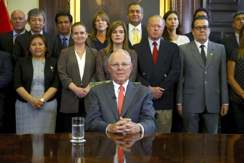 Pedro Pablo Kuczynski posa con su gabinete antes de dirigirse a la nación y anunciar su renuncia al cargo (Juanca Guzman Negrini / Presidencia de Perú vía AP).
