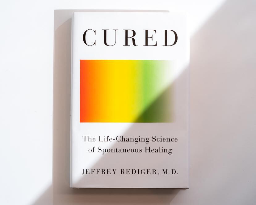 En el libro "Cured", el doctor Jeffrey Rediger presenta los hallazgos de sus investigaciones sobre las remisiones espontáneas de personas diagnosticadas con condiciones terminales.