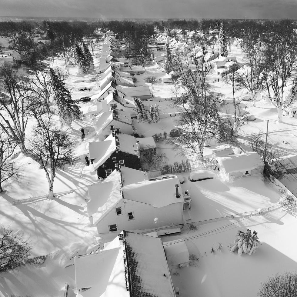 En esta imagen tomada con un dron, la nieve cubre un vecindario de Cheektowaga, Nueva York, el domingo 25 de diciembre de 2022. (John Waller vía AP)