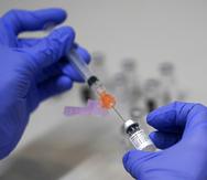 En esta imagen del 2 de marzo de 2021, un farmaceuta prepara una jeringa con la vacuna de Pfizer contra el COVID-19 en un centro de vacunación en la Expo Portland, en Portland, Maine.
