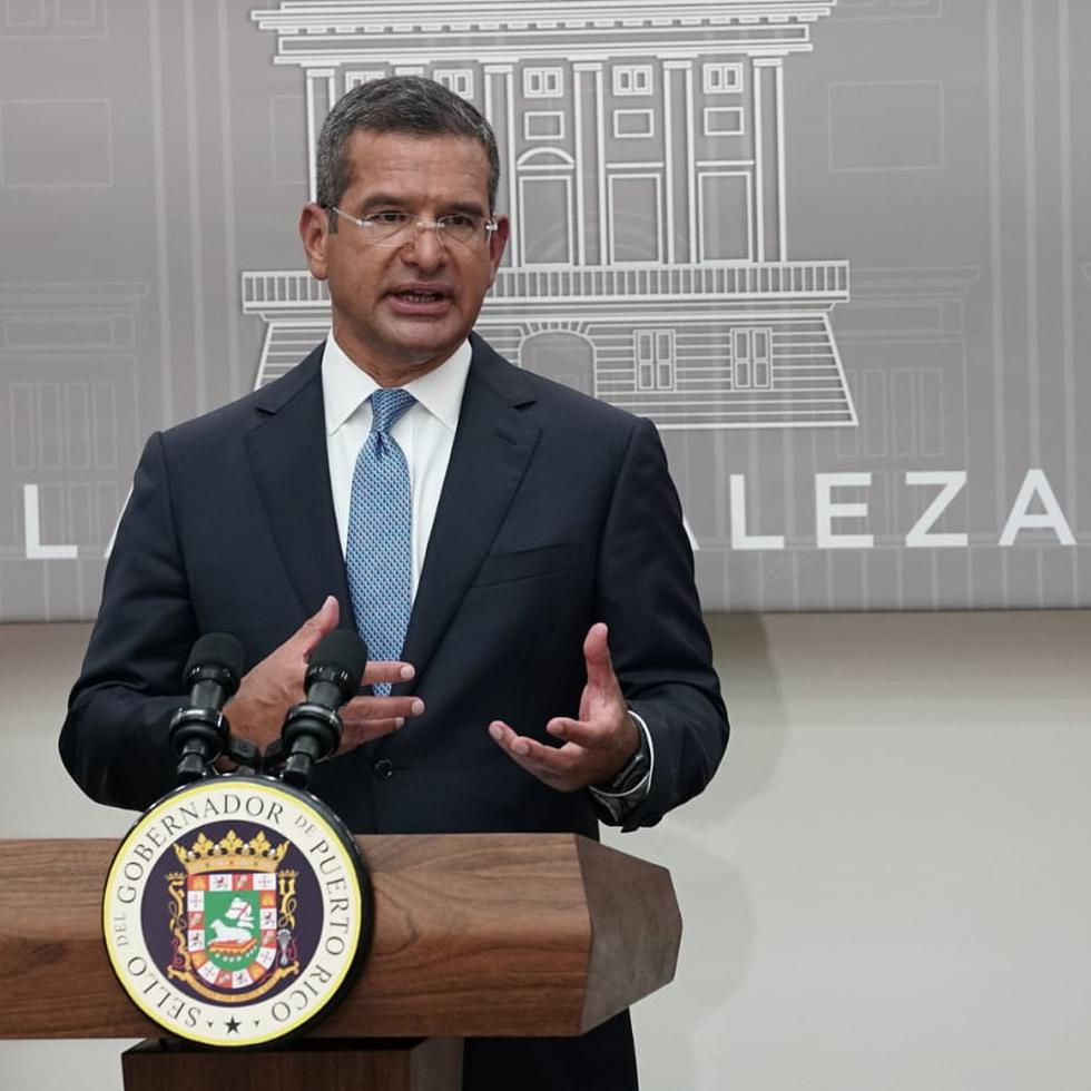 El gobernador Pedro Pierluisi mientras anuncia los cambios a la orden ejecutiva que busca frenar los contagios del COVID-19.