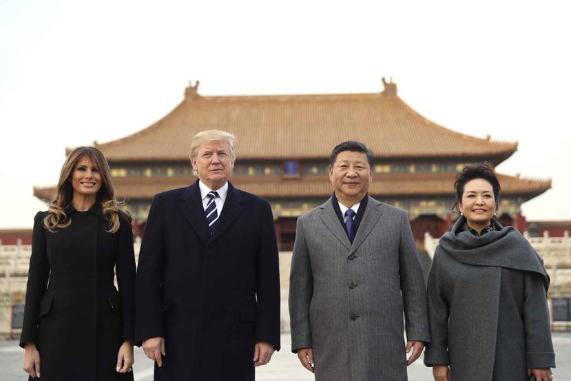 El presidente de Estados Unidos, Donald Trump y la primera dama, Melania Trump, junto al presidente de China, Xi Jinping, y su esposa, Peng Liyuan, durante una visita a la Ciudad Prohibida. (AP)