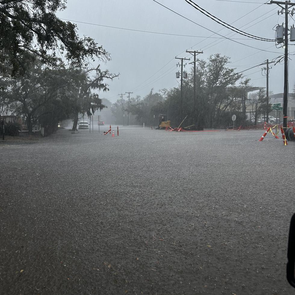 El Departamento de la Policía en Isle of Palms en Carolina del Sur compartió esta imagen de inundaciones en la zona.