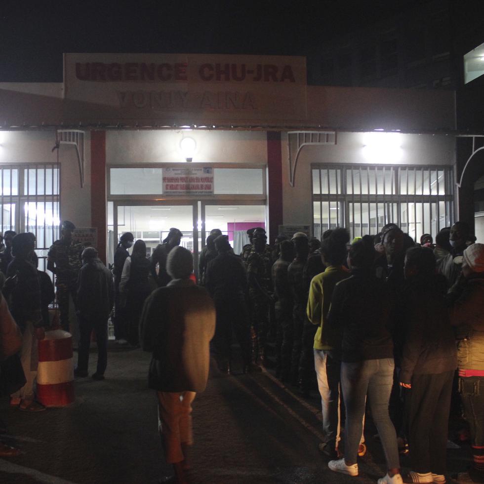 Gente se aglomera frente al hospital HJRA en Antananarivo. Madagascar, después de una estampida en un estadio local. La prensa local informa que al menos 12 personas murieron durante la inauguración de los Juegos de las Islas del Océano Índico.