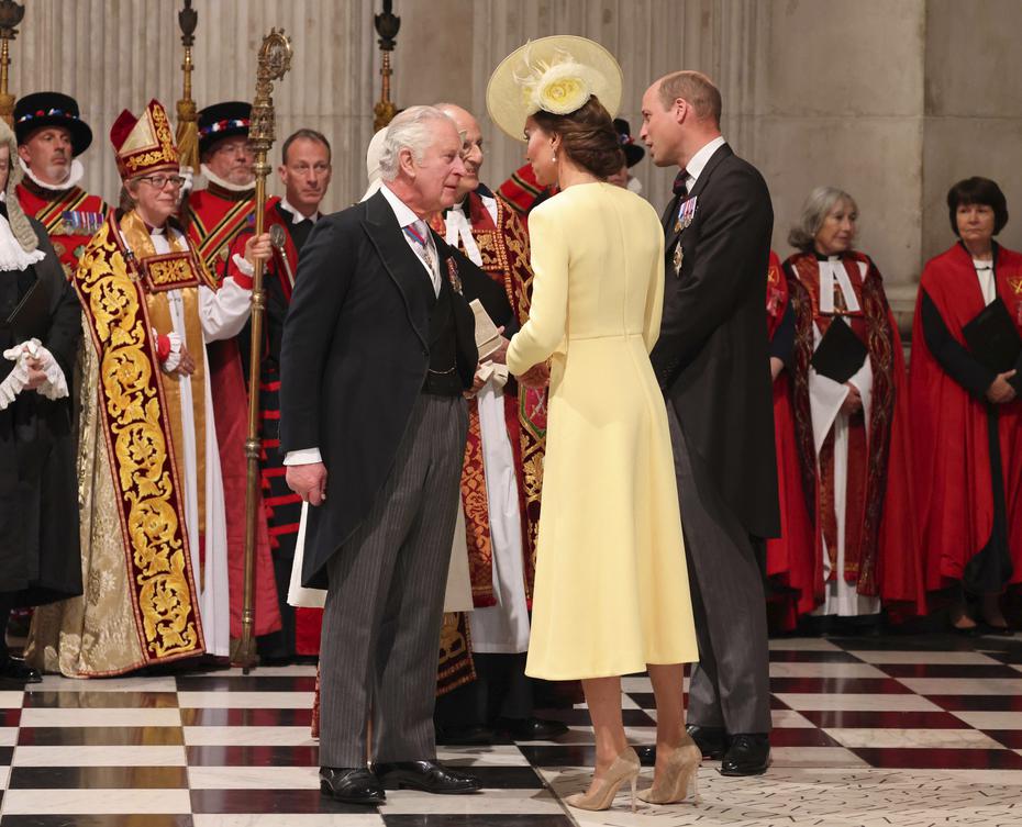 El arzobispo de York, Stephen Cottrell, pronunció el sermón. En la foto, el religioso saluda al príncipe William, Kate Middleton y el príncipe Charles.