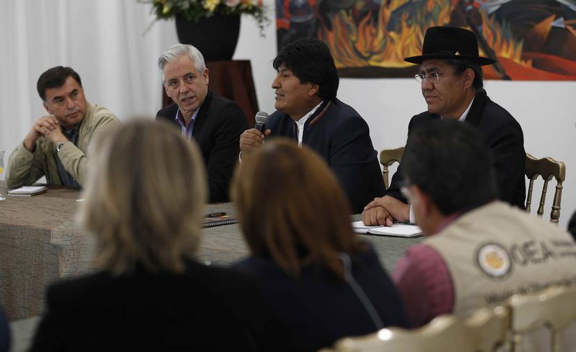 El presidente de Bolivia, Evo Morales, en el centro, habla en una reunión con delegados de la Organización de Estados Americanos. (AP / Juan Karita)