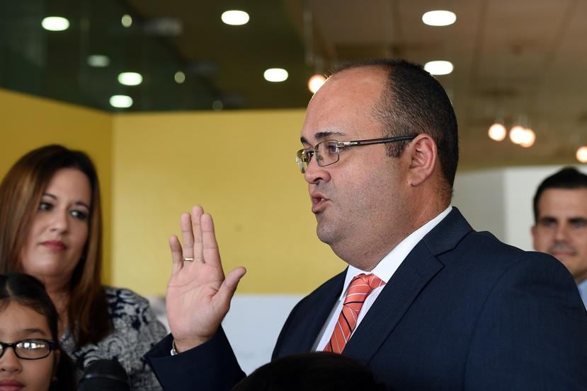 Momento en que a Ramos Sáenz se le tomaba juramento como presidente de la Comisión Estatal de Elecciones, cargo que ya no ocupa tras la polémica. (GFR Media)