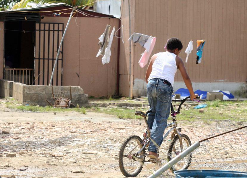 Un niño corre bicicleta en lo que fue la comunidad Villa del Sol, en Toa Baja. (GFR Media)