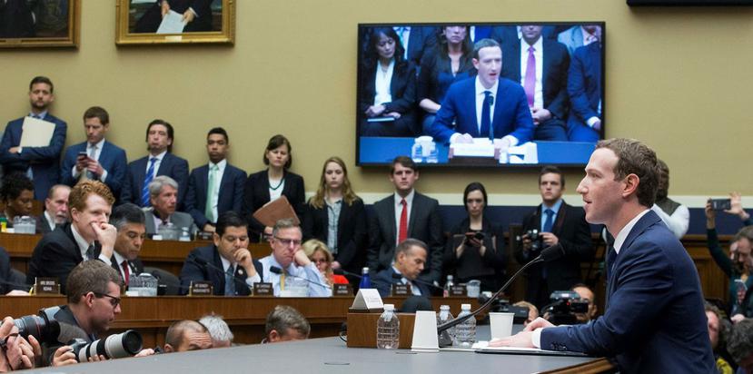Mark Zuckerberg, presidente ejecutivo de Facebook, ofreciendo su testimonio ante el Congreso de Estados Unidos la semana pasada (EFE).