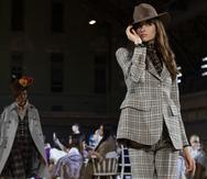 Marc Jacobs tuvo muchas ideas para modernizar el traje de chaqueta y pantalón. (Foto: AP)