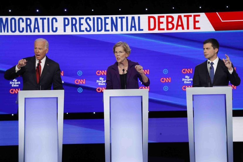 De izquierda a derecha, los aspirantes a la candidatura demócrata, el exvicepresidente Joe Biden (izquierda), la senadora Elizabeth Warren y el alcalde de South Bend, Pete Buttigieg. (AP)