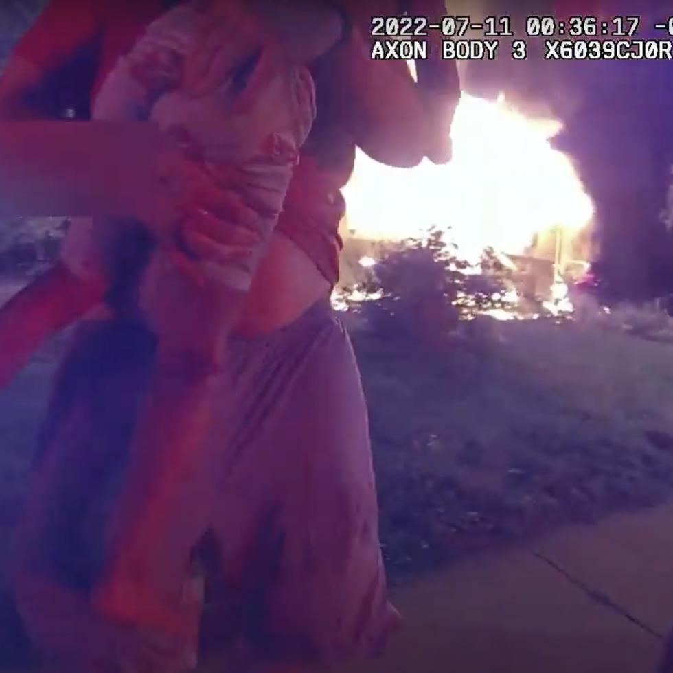 En esta imagen tomada de la cámara corporal de un policía se ve a Nick Bostic, de 25 años y oriundo de Lafayette, tras rescatar a una niña de 6 años de un incendio en una casa en Indiana.