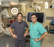 De izquierda a derecha, el doctor Alejandro López Más, cardiólogo intervencional; y el doctor Ernesto Soltero, cirujano cardiotorácico.