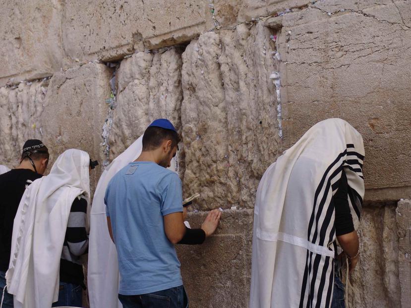 Personas oran frente al Muro de las Lamentaciones en Jerusalén. (Archivo)