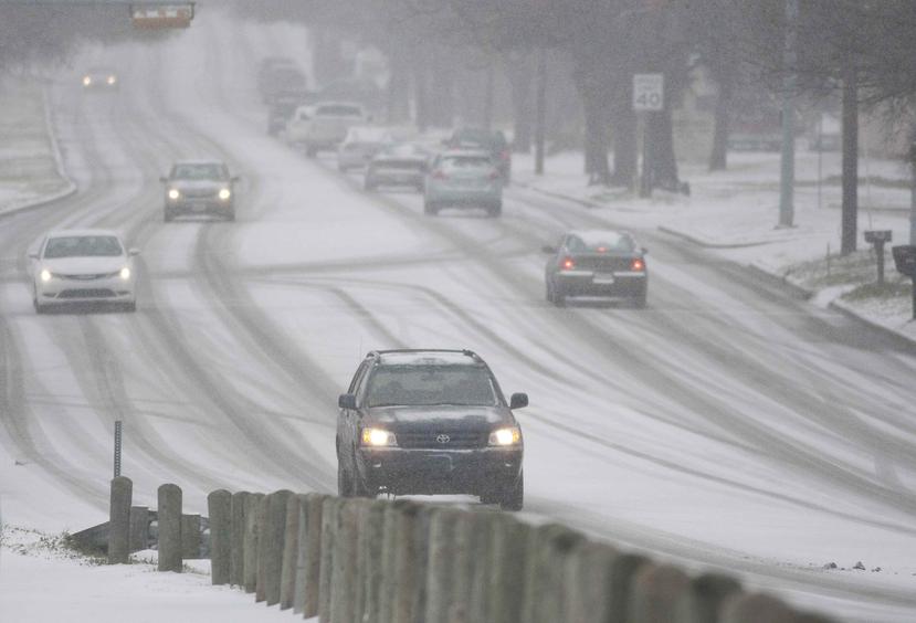 Las autoridades de transporte en Texas advirtieron a los automovilistas que se abstuvieran de salir a las carreteras, de ser posible, hasta que aumenten las temperaturas y se derrita el hielo. (AP /The Fort Worth Star-Telegram, Juan Guajardo) 

