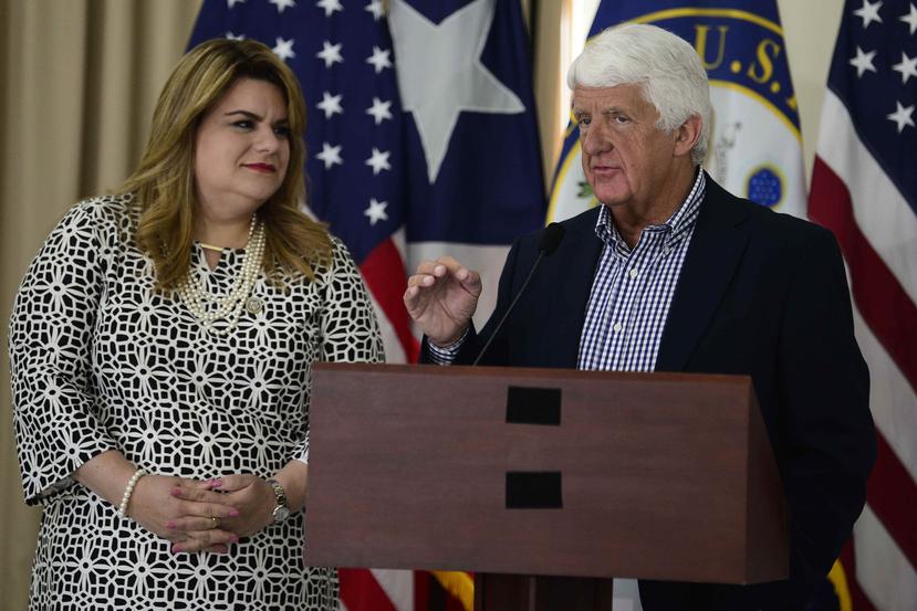 La comisionada residente en Washington, Jenniffer González junto al congresista Rob Bishop, durante una conferencia de prensa el viernes 4 de mayo.