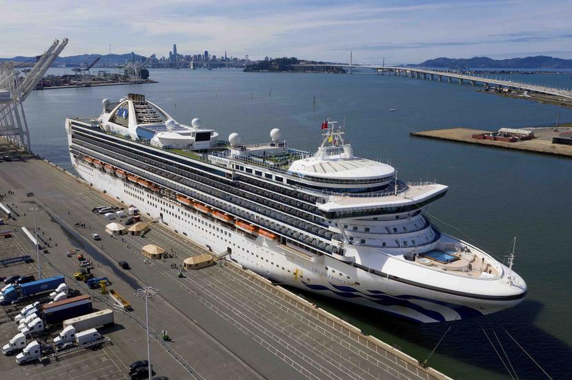 Carpas sobre el muelle cerca del crucero Grand Princess en el Puerto de Oakland, California. (AP)