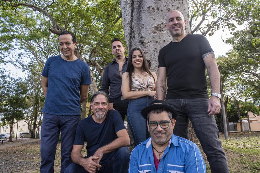 La Banda Acústica Rodante está compuesta de los músicos (de izquierda a derecha) Rucco Gandía, Tito Auger, Walter Morciglio, Nore Feliciano, Mikie Rivera y Nitayno Arayoán.