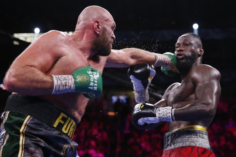 Tyson Fury conecta una izquierda a un agotado Deontay Wilder en los asaltos finales de su tercer combate titular.