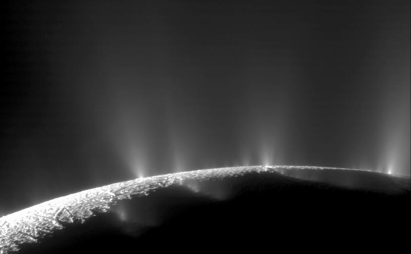 La imagen muestra el persistente patrón octogonal de nubes en el polo norte de Saturno, visto desde la sonda Cassini. (AP)