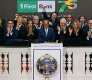 Momento en que el principal oficial ejecutivo de First Bancorp., Aurelio Alemán, en compañía de ejecutivos y directivos de la institución financiera, da el campanazo de cierre de la jornada bursátil este lunes, 30 de octubre de 2023, en la Bolsa de Valores de Nueva York.