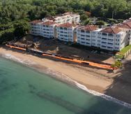 El condominio Sol y Playa ubica en la playa Los Almedros de Rincón.