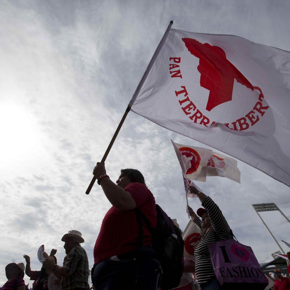 Seguidor del PPD ondea bandera de la colectividad. (Teresa Canino/GFR Media)