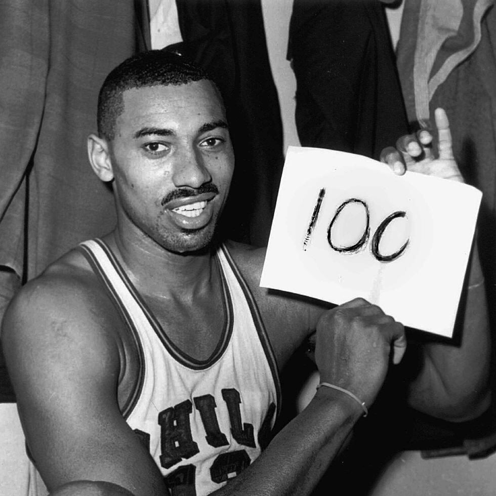 Wilt Chamberlain, uno de los jugadores más dominantes en la historia del baloncesto, es el único que ha anotado 100 puntos en un partido de NBA.