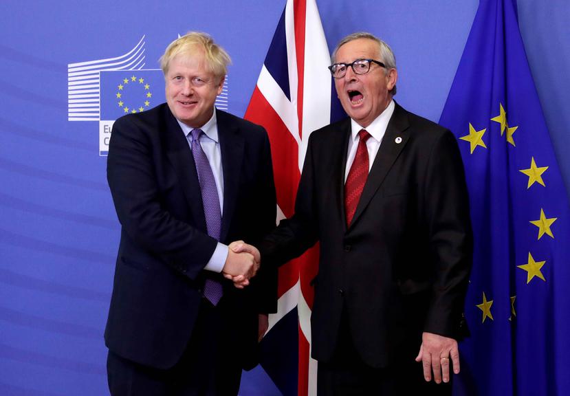 El presidente de la Comisión Europea, Jean-Claude Juncker (d), estrecha la mano del primer ministro británico, Boris Johnson (i), (EFE)