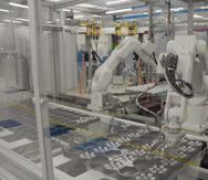 Las líneas de producción de CooperVision han integrado robótica y maquinaria de alta precisión.