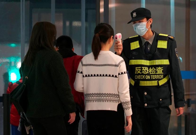 Al igual que en China, en el aeropuerto Luis Muñoz Marín se hará un cernimiento de posibles casos de la nueva cepa del coronavirus. (AP)