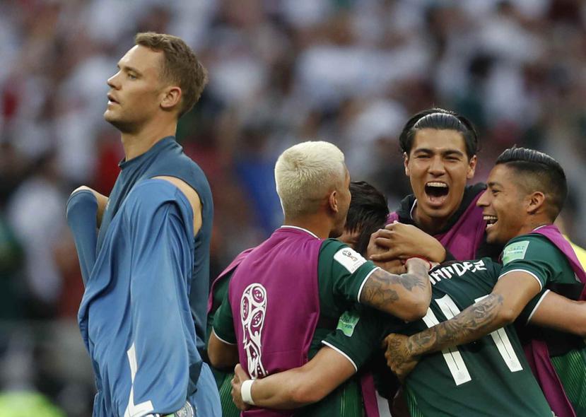 El portero alemán Manuel Neuer sale del banco mientras que los integrantes de México celebran la victoria. (AP)